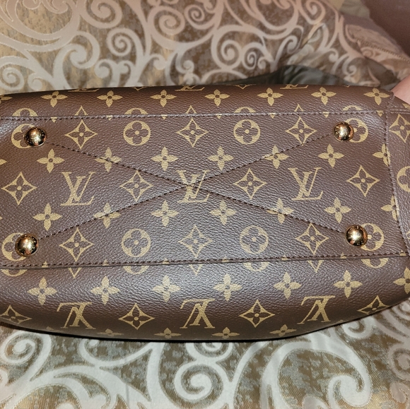 Louis Vuitton Montaigne M - Picture 9 of 13